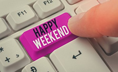 El yazısı metin Happy Weekend. Kavram anlamı güzel bir şey oldu ya da hayattan memnun hissediyorum.