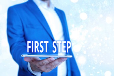 İlk Adım 'ı gösteren mesaj işareti. Kavramsal fotoğraf Bir şeyler başlatma eyleminin ilk eylemi.