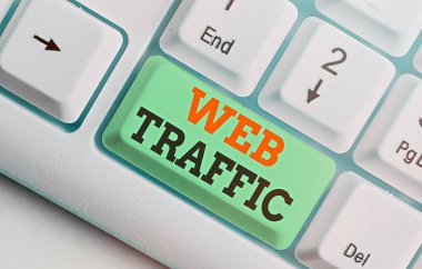 Web trafiğini gösteren kavramsal el yazısı. Ziyaretçiler tarafından bir web sitesine gönderilen ve alınan veri miktarını gösteren iş fotoğrafı.