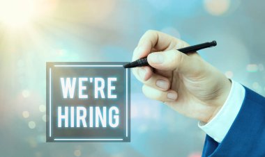 Yeniden işe aldığımızı gösteren kavramsal el yazısı. İş fotoğrafı metni son zamanlarda birini işe alıyor ya da belli bir iş için ona para ödüyor.