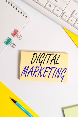 Dijital Pazarlamayı gösteren bir not yazıyorum. Internet Flat 'te teknolojileri kullanan pazar ürünlerini veya hizmetleri gösteren iş fotoğrafı pc klavyeli ve metin iletileri için boşluk kopyalandı.