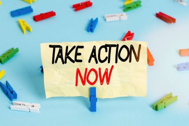 Mesaj işareti şimdi harekete geçildiğini gösteriyor. Kavramsal fotoğraf resmi ya da uyumlu bir şey yap sorunlu hedef al Renkli çamaşır iğnesi kağıtları boş hatırlatıcı mavi zemin ofis broşu.