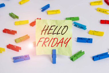 Hello Friday 'i gösteren bir not yazıyorum. Yeni haftanın başından beri mutluluğu ifade etmek için kullanılan iş fotoğrafı sergisi. Renkli çamaşır iğnesi kağıtları boş hatırlatıcı beyaz zemin arka plan ofisi..