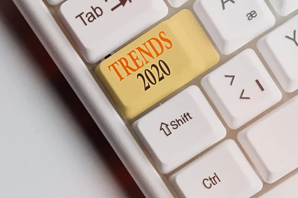 Word zapisuje text trendy 2020. Obchodní koncept pro všeobecný směr, ve kterém se něco vyvíjí nebo mění. — Stock fotografie