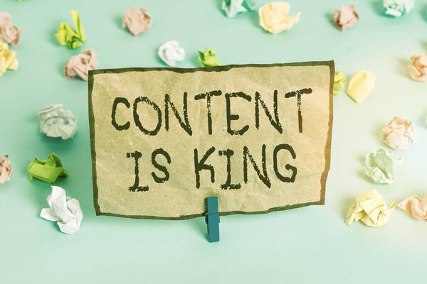 Письменный почерк Содержание короля. Концепция означает маркетинг сосредоточены растущую видимость неоплачиваемых результатов поиска Цветные скомканные бумаги пустой напоминание синий пол фон прищепка
.