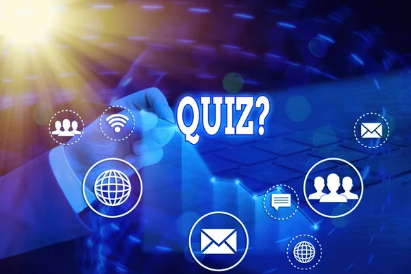 Quiz Question 'ı gösteren not yazılıyor. İş fotoğrafı bilgi testini bireyler ya da takımlar arasındaki rekabet olarak gösteriyor.