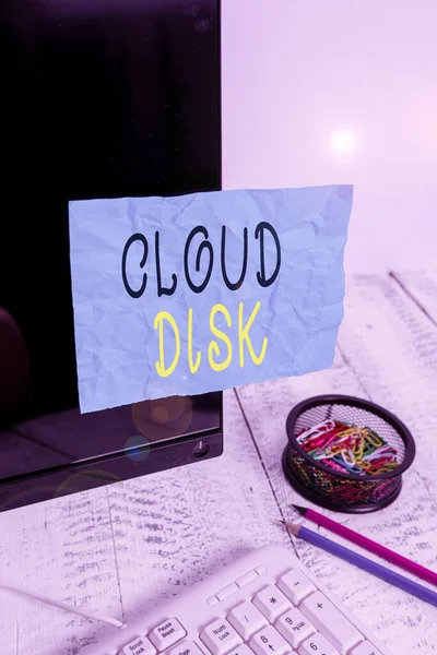 Escrita de mão conceitual mostrando Cloud Disk. Foto comercial exibindo serviço de base web que fornece espaço de armazenamento em um servidor remoto Nota papel gravado na tela preta perto do teclado estacionário . — Fotografia de Stock