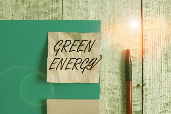 Πινακίδα που δείχνει Πράσινη Ενέργεια. Εννοιολογική φωτογραφία προέρχεται από φυσικές πηγές και δεν βλάπτει το οικοσύστημα Wrinkle χαρτί και χαρτόνι συν σταθερό τοποθετείται πάνω από το ξύλινο υπόβαθρο. — Φωτογραφία Αρχείου
