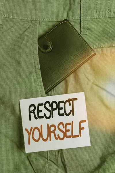 Skriva lapp som visar respekt för dig själv. Affärsfoto visa upp tro att du bra och värdig att behandlas väl Liten plånbok inne byxor framficka nära notation papper. — Stockfoto