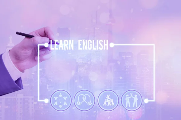 Word writing text learn english. Geschäftskonzept zum Erwerb von Kenntnissen in neuer Sprache durch Studium. — Stockfoto