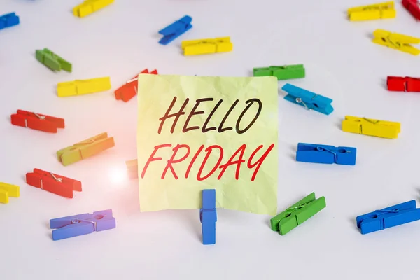 Schrijfbriefje met Hello Friday. Zakelijke foto presentatie gebruikt om geluk uit te drukken vanaf het begin van verse week gekleurde wasknijpers lege herinnering witte vloer achtergrond kantoor. — Stockfoto