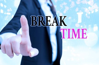 Mola saatini gösteren metin işareti. İşçilerin kısa bir süre için çalışmayı bıraktığı kavramsal fotoğraf zamanı.