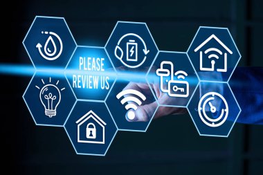 Kavramsal el yazma gösteren Lütfen Bizi Gözden Geçirin. İş fotoğrafı metin durumu veya sistemi yetki göstererek resmi bir incelemedir.