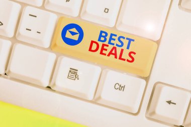 En İyi Anlaşmalar 'ı gösteren bir not yazıyorum. İşletme fotoğrafı çok başarılı bir işlem ya da iş anlaşması ya da pazarlık gösteriyor.