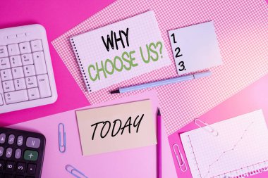 Neden bizi seçtiğini gösteren bir not yazıyorum. Renkli düzlüklerin üzerine yerleştirilmiş ürün yazma donanımları ve bilgisayar malzemelerini seçmek için avantajların ve dezavantajların iş fotoğrafı gösterme listesi