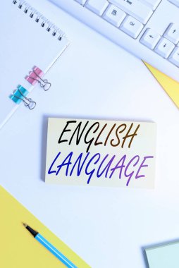 İngilizce 'yi gösteren bir not yazıyorum. Çince ve İspanyolca Flat 'ten sonra dünyada konuşulan üçüncü ana dili gösteren iş fotoğrafı bilgisayar klavyesi ve metin mesajları için kopyalama alanı ile yatıyordu.