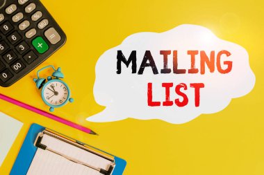 El yazısı E- posta Listesi. Bir periyodik posta dağılımına kimin üye olduğunu göstermenin anlamı: Alarm saati uyandırma hesap makinesi kalem pano pano renk arkaplanı.