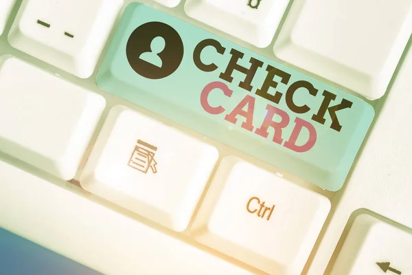 Scrittura concettuale a mano che mostra la Check Card. Testo della foto aziendale consente a un titolare del conto di accedere ai fondi nel suo conto . — Foto Stock