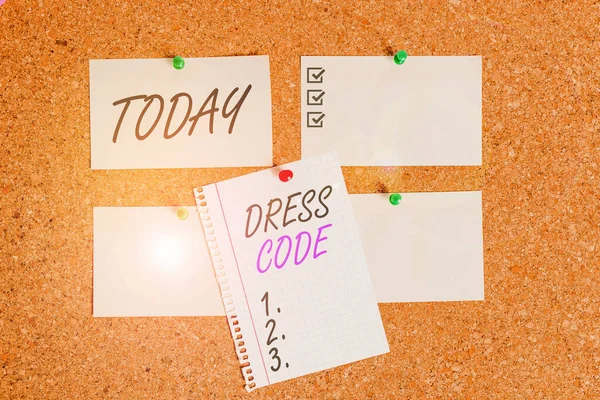 Escribiendo nota mostrando el código de vestimenta. Foto de negocios que muestra una manera aceptada de vestirse para una ocasión particular o grupo de tamaño de corcho de papel cartelera hoja de pulgar cartel aviso . — Foto de Stock