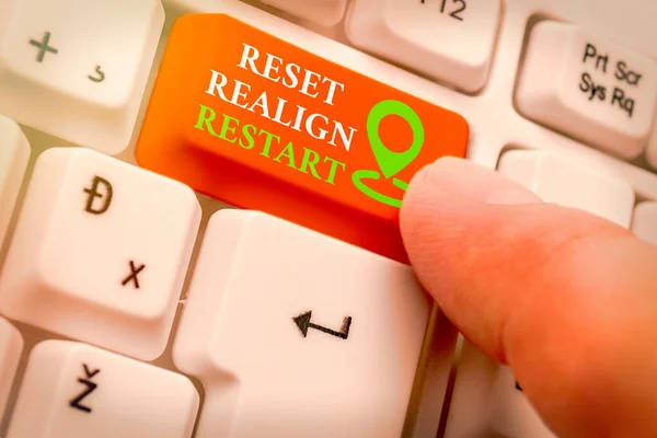 Signo de texto que muestra Reset Realign Restart. Foto conceptual La auditoría de la vida te ayudará a poner las cosas en perspectiva . —  Fotos de Stock