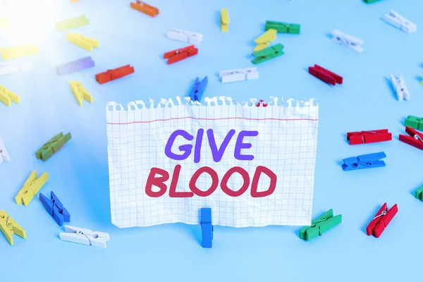 Conceptueel handschrift met Give Blood. Zakelijke foto showcasing demonstreren vrijwillig heeft bloed getrokken en gebruikt voor transfusies Kleurstof papier lege herinnering blauwe vloer officepin. — Stockfoto