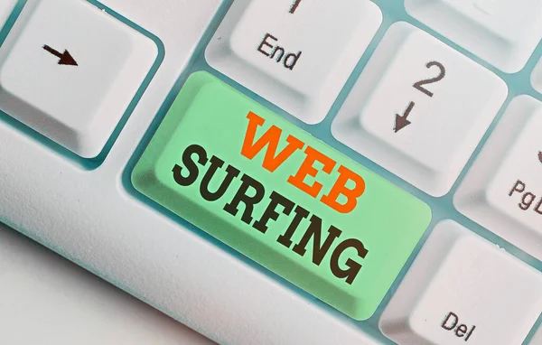 Escrita de mão conceitual mostrando Web Surfing. Foto de negócios mostrando salto ou navegação de página para página na página da internet . — Fotografia de Stock