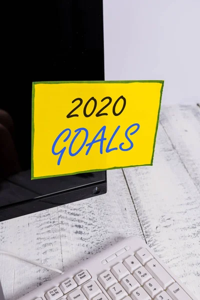 2020 golü gösteren bir not yazıyorum. Bu yıl yapmaya ya da başarmaya çalıştığınız bir şeyi gösteren iş fotoğrafı. Not kağıdı ekranı beyaz klavyenin yanında.. — Stok fotoğraf