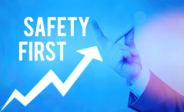 Escritura manual conceptual que muestra la seguridad primero. Texto de foto de negocios solía decir que lo más importante es estar seguro . —  Fotos de Stock