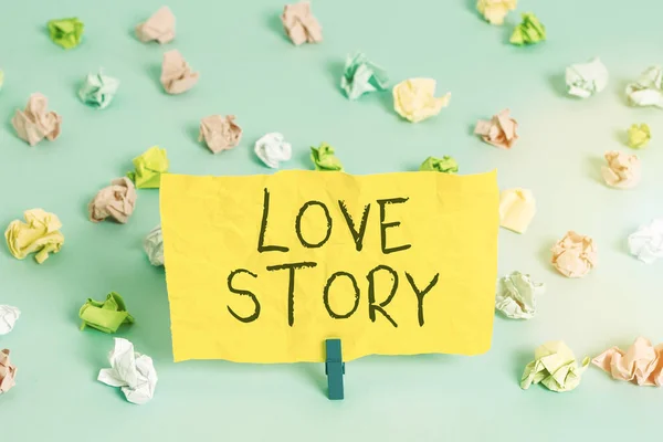 Scrivere testi a mano Love Story. Concetto che significa che si tratta di qualcosa come un romanzo o un film su una storia d'amore carte spiegazzate colorate vuoto promemoria blu pavimento sfondo molletta . — Foto Stock