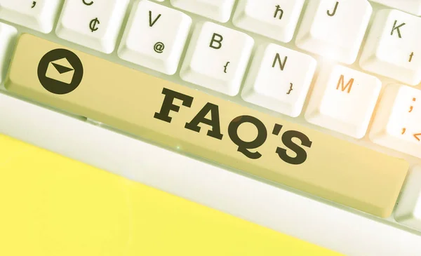 Konceptuella handskrift visar FAQ S. Business Photo Visa upp en lista med frågor och svar som rör ett visst ämne. — Stockfoto