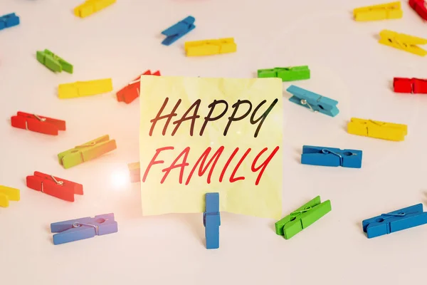 Scrivere una nota che mostra Happy Family. Business foto in mostra i membri della famiglia che soggiornano insieme trascorrere del tempo di qualità Carte colorate molletta vuoto promemoria pavimento bianco fondo ufficio . — Foto Stock