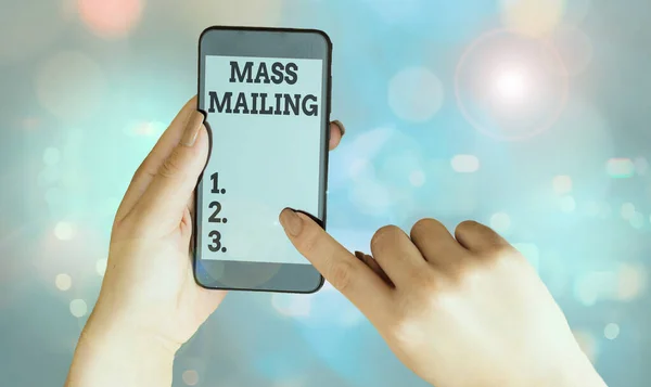 Schrijfbriefje met Mass Mailing. Zakelijke foto presentatie handeling van het verzenden van dezelfde e-mail naar een grote groep van tonen. — Stockfoto
