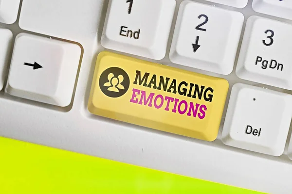 Escribir una nota mostrando Managing Emotions. Foto de negocios mostrando la capacidad de estar abierto a los sentimientos y modularlos en uno mismo . — Foto de Stock