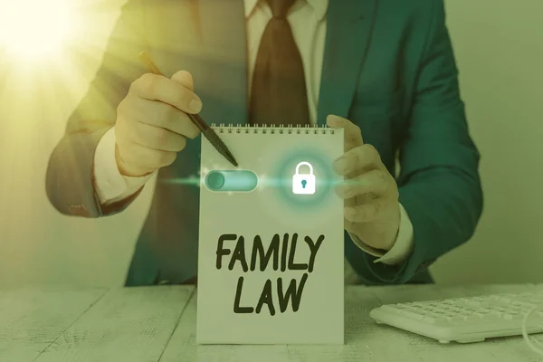 Написання текстів сімейного права. Концепція, що означає галузь права, яка займається питаннями, пов'язаними з сім'єю . — стокове фото