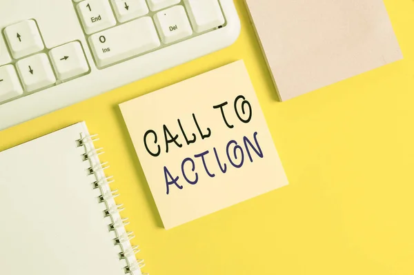 Escrevendo nota mostrando Call To Action. Foto de negócios mostrando exortação fazer algo, a fim de alcançar objetivo com problema Papéis vazios com espaço de cópia na tabela de fundo amarelo . — Fotografia de Stock
