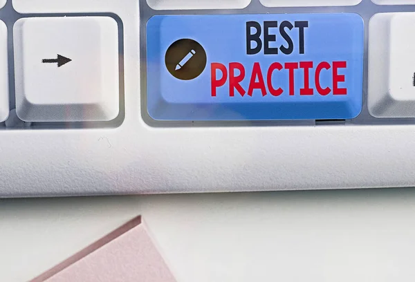 Schreiben Notiz zeigt Best Practice. Business-Foto zeigt kommerzielle Verfahren, die akzeptiert werden vorgeschrieben, richtig zu sein. — Stockfoto