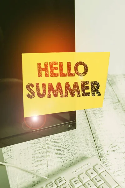 Píšu text Hello Summer. Obchodní koncept pro sezónu po jaru a před podzimem, kde je horko Notační papír přilepený k černé obrazovce počítačového monitoru poblíž bílé klávesnice. — Stock fotografie