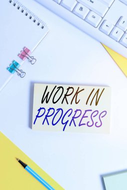 Çalışma Sürecini gösteren bir not yazıyorum. Pc klavyeli ve metin iletileri için kopyalama alanına eklenen ya da geliştirilen bitmemiş projeyi gösteren iş fotoğrafı gösterimi.