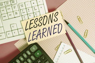 El yazısı dersleri öğrenildi. Kavram, damıtılmış deneyim anlamına gelir. Not kağıdını etkin bir şekilde masa üzerindeki renkli hediye paketi kağıdının yanındaki bilgisayar klavyesine yapıştırmalı..