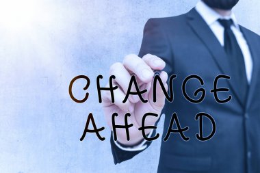 İlerideğiştir'i gösteren not yazma. Başka bir Farklı Ol ile değiştirmek veya değiştirmek için vitrine çıkan iş fotoğrafı.