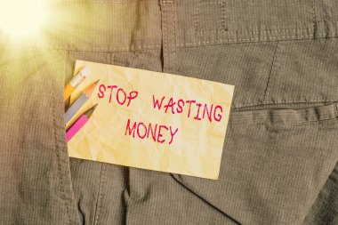 Kelime yazarlığı para israfını durdurur. İşletme konsepti, göstericilere veya gruplara para biriktirmeye başlamalarını ve akıllıca kullanmalarını önermek, ekipman ve insan iş pantolonlarının cebine sarı not kağıdı koymak içindir..
