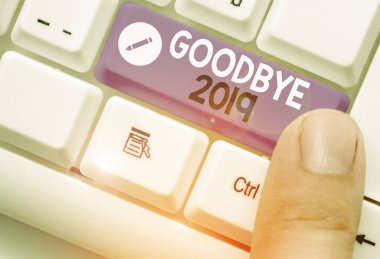 Elveda 2019 'u gösteren bir not yazıyorum. Yıl sonunda ayrılık sırasında iyi dileklerini belirten bir iş fotoğrafı sergiliyorum..