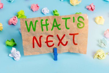 Sırada ne olduğunu gösteren mesaj işareti. Gelecekten bahseden kavramsal fotoğraf ya da şimdiki renkli buruşmuş kağıtlar boş hatırlatıcı mavi zemin çamaşır mandalı..