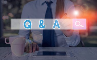 Q Ve A. Business fotoğrafını gösteren ve birinin soruları yanıtladığında bir zaman dilimini veya bir olayı gösteren not yazma.