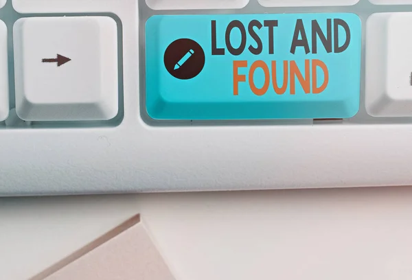 Escrevendo um bilhete mostrando Lost And Found. Foto de negócios mostrando um lugar onde os itens perdidos são armazenados até que eles recuperados . — Fotografia de Stock