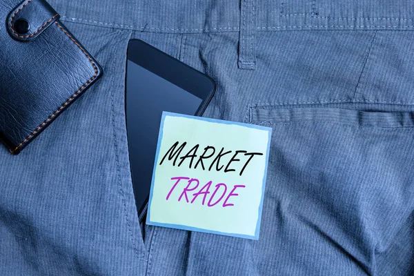 Signo de texto que muestra Market Trade. Acción fotográfica conceptual de comprar o intercambiar productos y servicios Dispositivo de teléfono inteligente dentro del bolsillo delantero de los pantalones con billetera y papel de nota . — Foto de Stock