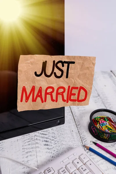 Un messaggio che mostra Just Married. Foto concettuale qualcuno che si è recentemente sposato o si sottopone a matrimonio Nota carta nastrata sullo schermo del computer nero vicino a tastiera e fermo . — Foto Stock