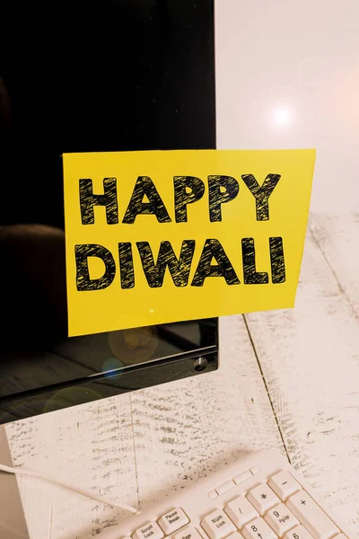 Woord schrijven tekst Happy Diwali. Zakelijk concept voor festival van verlichting dat wordt gevierd door miljoenen Hindoes Notatie papier getapet aan zwarte computer monitor scherm in de buurt van witte toetsenbord. — Stockfoto
