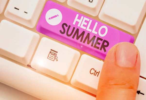 Píšu vzkaz na Hello Summer. Obchodní foto showcasing sezóna po jaru a před podzimem, kde je horko. — Stock fotografie