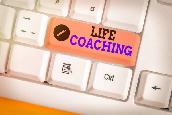 Sinal de texto mostrando Life Coaching. Foto conceitual demonstrando empregado para ajudar a mostrar atingir seus objetivos na carreira . — Fotografia de Stock